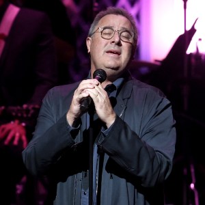 Watch Vince Gill Leave Crowd Silent With Powerful "Go Rest High on That Mountain" Performance