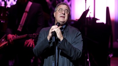 Watch Vince Gill Leave Crowd Silent With Powerful "Go Rest High on That Mountain" Performance