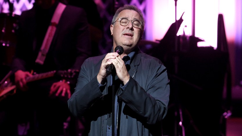 Watch Vince Gill Leave Crowd Silent With Powerful "Go Rest High on That Mountain" Performance