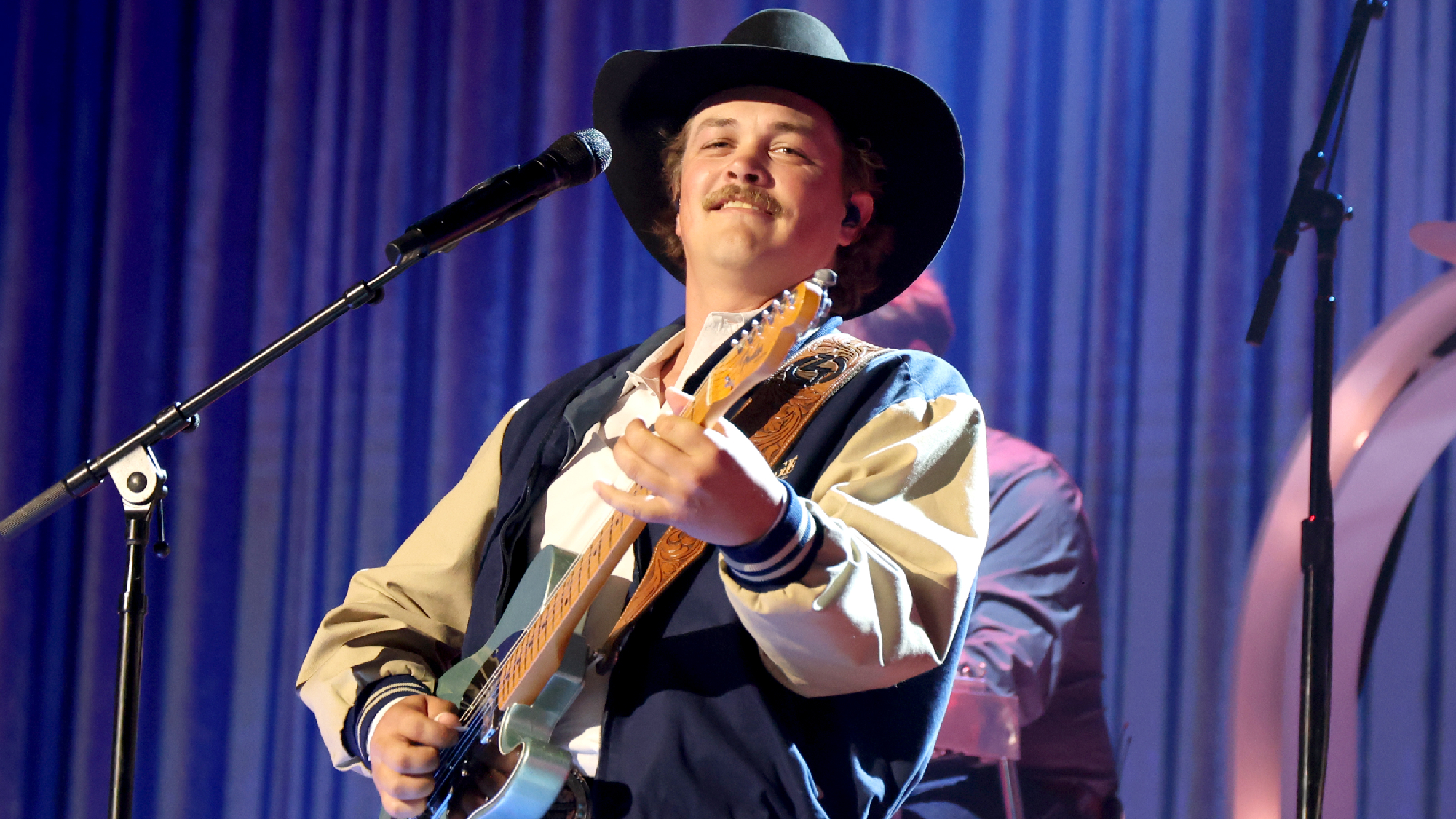 Zach Top Gives Tim McGraw's “Just to See You Smile” an Impromptu Stripped-Down Revival—and Its an Acoustic Masterpiece - American Songwriter