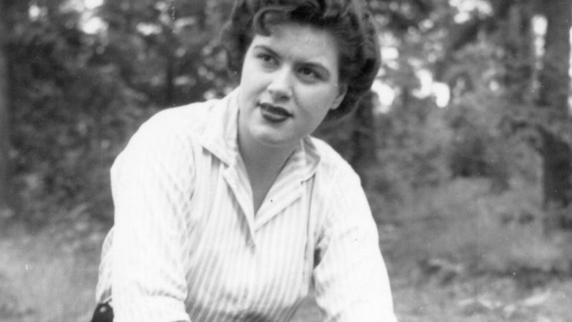 Patsy Cline looking off to the side