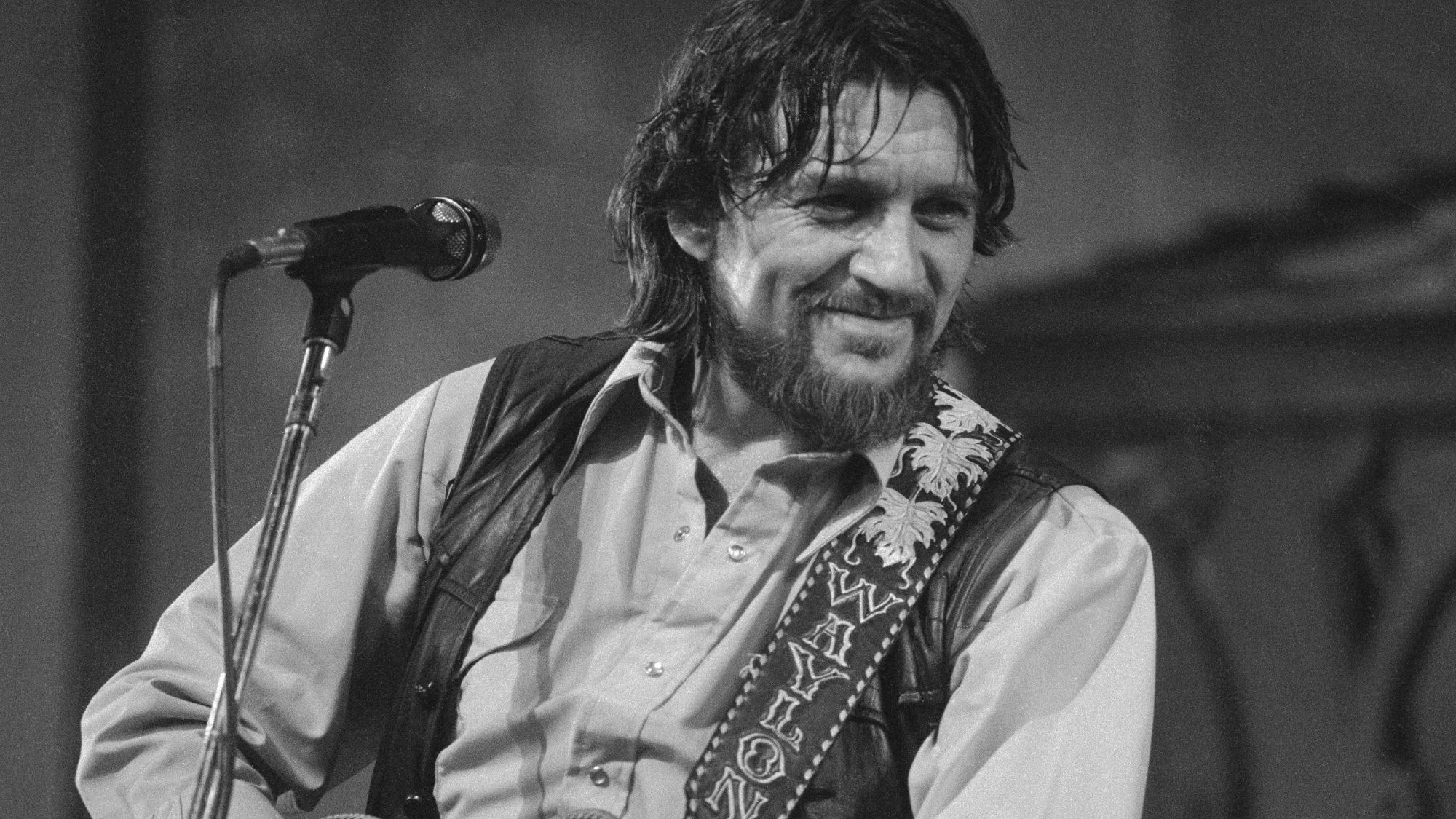 The Top 20 Country Hit That Revealed a Younger Artist’s Sweet Japanese Nickname for Waylon Jennings