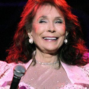 Loretta Lynn performing in 2004