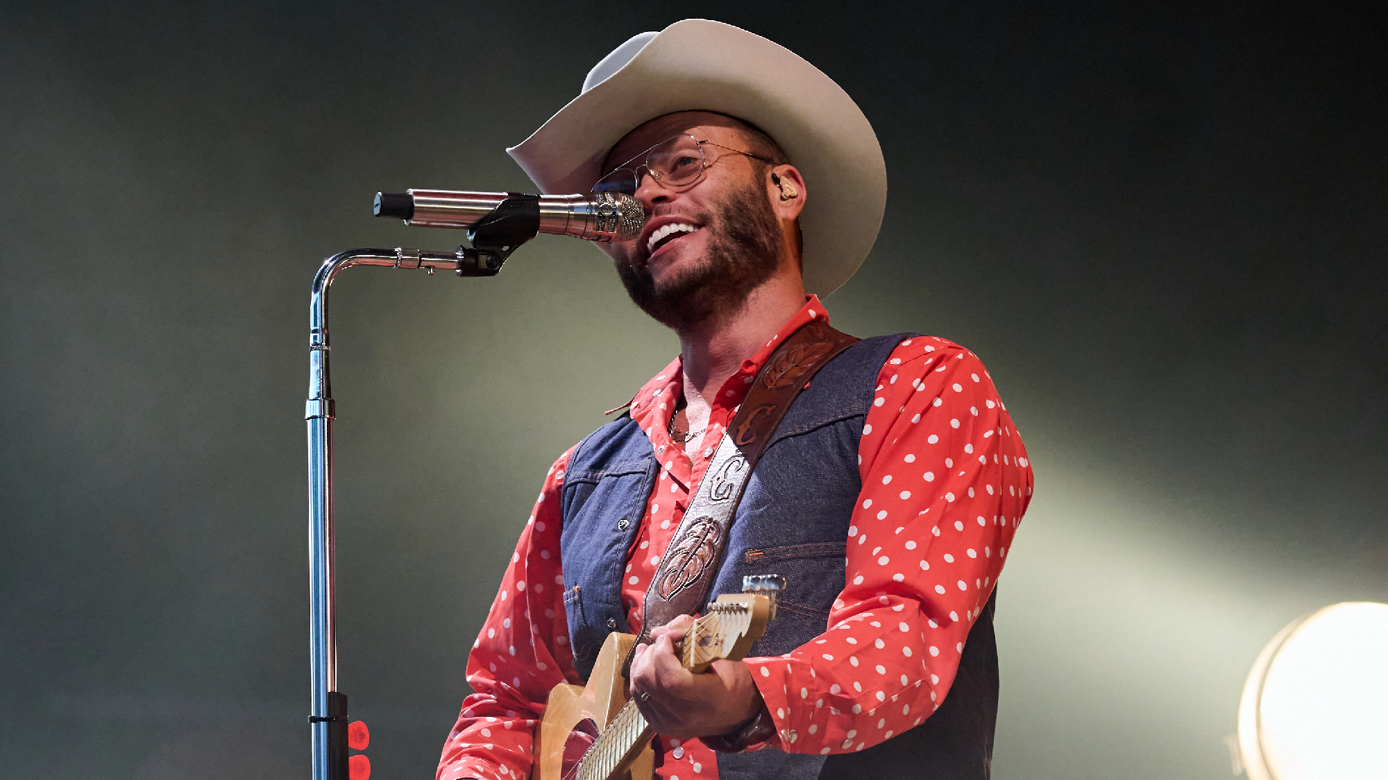Charley Crockett Teases ‘Clovis’ at CMA Fest Amid Ongoing Legal Complications