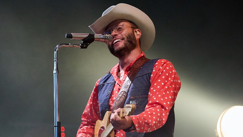 Charley Crockett Teases Clovis at CMA Fest Amid Ongoing Legal Complications