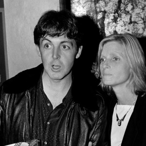 Paul And Linda McCartney are seen at Abbey Road Studios in London, December 1982. (Photo by Dave Hogan/Hulton Archive/Getty Images)