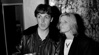 Paul And Linda McCartney are seen at Abbey Road Studios in London, December 1982. (Photo by Dave Hogan/Hulton Archive/Getty Images)