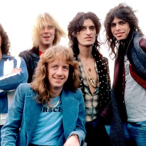 EVANSVILLE IN - NOVEMBER 1977: Aerosmith (Joey Kramer, Tom Hamilton, Brad Whitford, Joe Perry, Steven Tyler) posing on the tarmac of Evansville Regional Airport in Evansville, IN November 7, 1977 (Ron Pownall/Getty Images)
