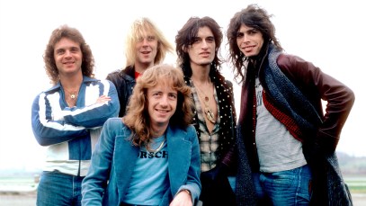 EVANSVILLE IN - NOVEMBER 1977: Aerosmith (Joey Kramer, Tom Hamilton, Brad Whitford, Joe Perry, Steven Tyler) posing on the tarmac of Evansville Regional Airport in Evansville, IN November 7, 1977 (Ron Pownall/Getty Images)