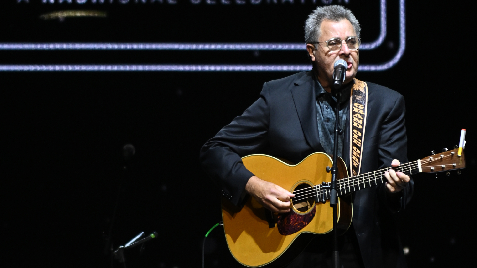 This Stripped-Back Vince Gill Performance of an Early 90s Country Gem Proves Why He Still Stands Among the Greats