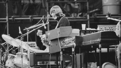 English bassist and singer Roger Waters performing with Pink Floyd at the Knebworth Festival, Knebworth House, Hertfordshire, 5th July 1975. (Photo by Michael Putland/Getty Images)