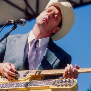 Born 74 Years Ago Today in Arizona, the “Guit-Steel” Legend Who Marries Traditional Country With Rock N’ Roll