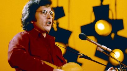 Don McLean, artist popular with baby boomer generation, singing in the 1970s