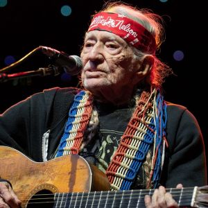3 Country Songs From the 1980s That Will Make You Miss Old Friends