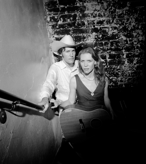https://americansongwriter.com/wp-content/uploads/sites/7/2009/10/PAXTONx_Gillian_8.jpg