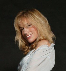 Carly Simon Preps Comeback, Sues Starbucks
