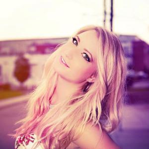 Daily Discovery: Elle Maze, “Red Lights”