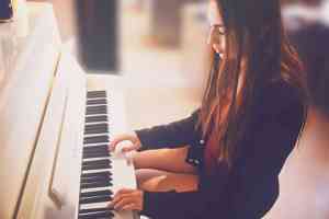 Hollie Stephenson Charms at The Hotel Cafe