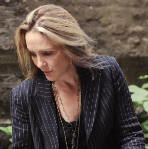 Hillary Bratton Sings Barry Reynolds … And You’re Gonna Love It!