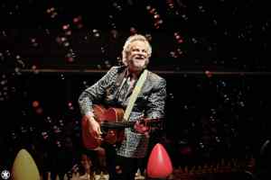Robert Earl Keen Celebrates Christmas to the Moon and Back Announces his Biggest Holiday Tour Yet