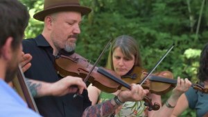 Watch David Bragger & Susan Platz Play “Empty Canoe” for “On the Farm”Series