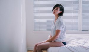 Erin Bowman Mixes Joni Mitchell, Gwen Stefani in “Apartment 101”