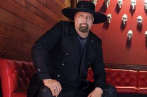 Eddie Montgomery Lets His Real Shine Through in Behind the Scenes Look at “Crazies Welcome”