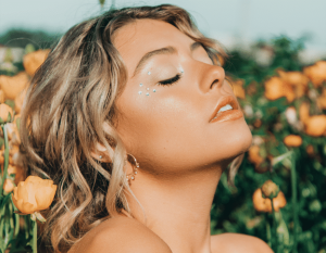 Daily Discovery: Annie O’Malley Shares Heartbreaking Ballad, “You’re the Drug”