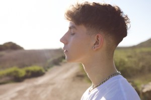 Finn Matthews Shares “Into the Open,” Announces Debut Album ‘Sunny Daze’