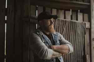 Derek Jones Debuts “Everybody’s Somebody” Lyric Video