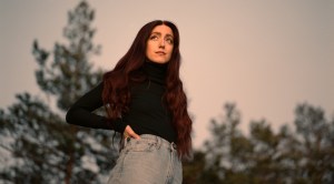 Elina Comes Face-to-Face with Her Reflections on ‘Remember’