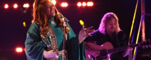 Wendy Moten Performs “Jolene” with Both Arms in Casts on ‘The Voice’