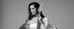 Lola Kirke Releases ‘Christmas Alone (Live from the Blue Room)’