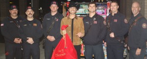 Dustin Lynch Raises $30K for Local Charitiesat Hometown Benefit Concert, Toy Donation