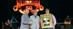 Scotty McCreery Presents Alabama With Pandora Billionaire Plaque