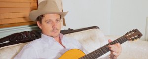 Sturgill Simpson Surprises Nashville Honky Tonk with Impromptu Performance