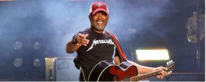 Kelly Clarkson Surprises Darius Rucker with Humanitarian Award on ‘The Kelly Clarkson Show’