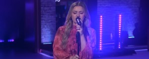 Watch: Kelly Clarkson Breaks Even While Covering The Script’s 2008 Hit on Kellyoke