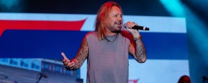 Mötley Crüe’s Vince Neil Credits David Lee Roth for Teaching Him “the Inner Workings of Being in a Rock Band”
