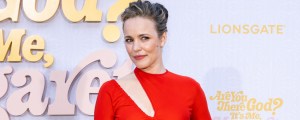 Watch the Original Regina George, Rachel McAdams, Introduce Reneé Rapp for Iconic ‘Mean Girls’ Performance on ‘SNL’
