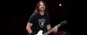 On This Day: 1,000 Fans Gather to Convince Foo Fighters to Play Their Tiny Italian City by Performing “Learn to Fly” in Unison