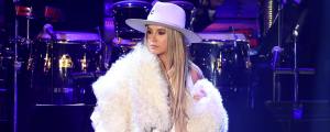 Lainey Wilson Sends a Love Letter to Country Music and Teases “Country’s Cool Again” With Acoustic Performance