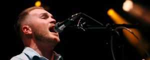 Goosebumps: Watch Zach Bryan Dedicate Song to Fallen NYPD Officer as Crowd Erupts in “USA” Chants