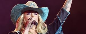 Miranda Lambert Fans Are Loving Her Recreation of This Iconic 20-Year-Old “Kerosene” Photo