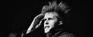 How Phil Collins Helped Howard Jones Score a Major Hit with the Rerecorded “No One Is to Blame”