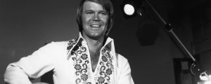 “Should’ve Been a Cowboy”: 3 Country Songs That Made Hats, Horses, and Highways Seem Like Heaven