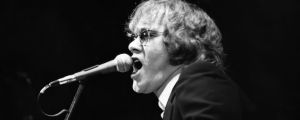Warren Zevon Included a Quatrain for the Ages in “Desperados Under The Eaves”