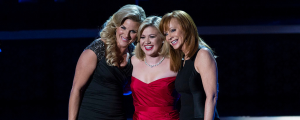 Is Kelly Clarkson the New “Queen of Christmas”? Here’s 4 Christmas Duets That Will Have You Decking the Halls