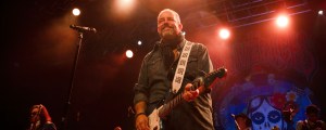 The Mavericks’ Raul Malo Hospitalized After Cancer Surgery Complications