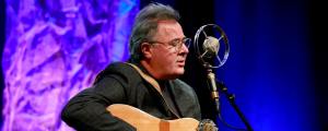 “This Is About Her Son”: Vince Gill Dedicates Moving Rendition of “Go Rest High on That Mountain” to His 100-Year-Old Mom